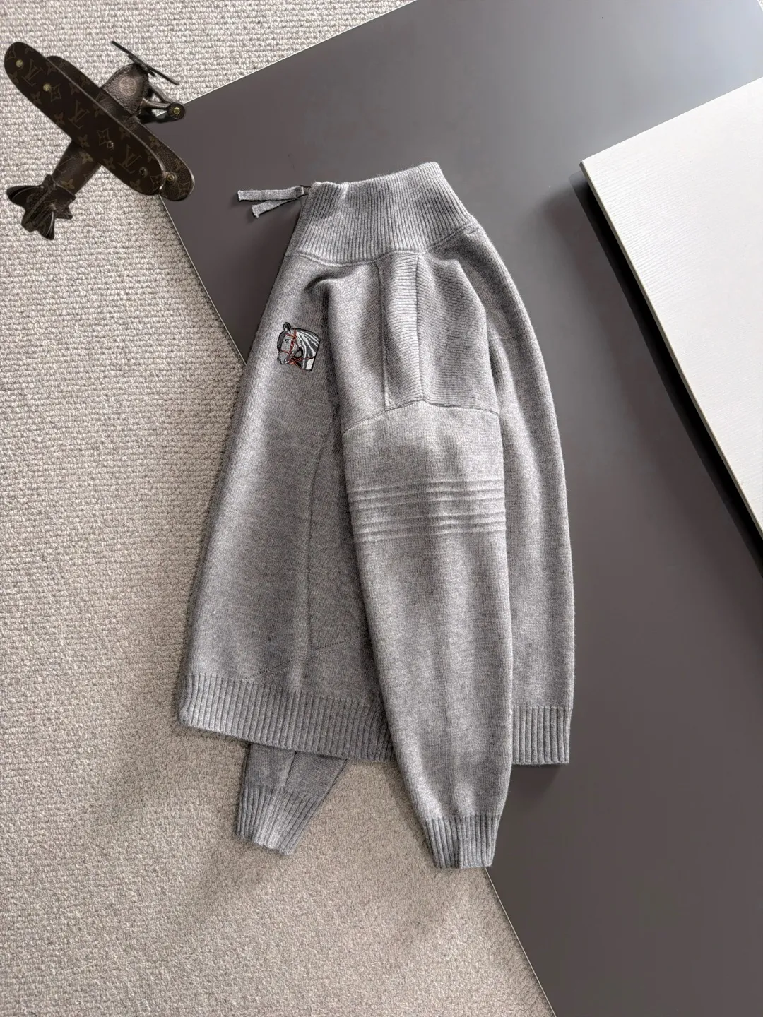 Next day shipping P225 Hermès high quality 2026 autumn and winter latest sweaters from the official website, on sale at the counter simultaneously Hot Sale! Specially made of wool blended fabric. It feels comfortable and can be directly in contact with the skin. The logo badge is exquisitely embroidered, which is extremely eye-catching! The details highlight the fashionable charm of big brands. Exquisite workmanship. Three-dimensional cutting style. The wearing effect is invincible and handsome! All three standards are complete! Sizes:M-3XL